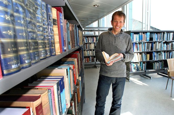 Harald Dag Jølle w bibliotece