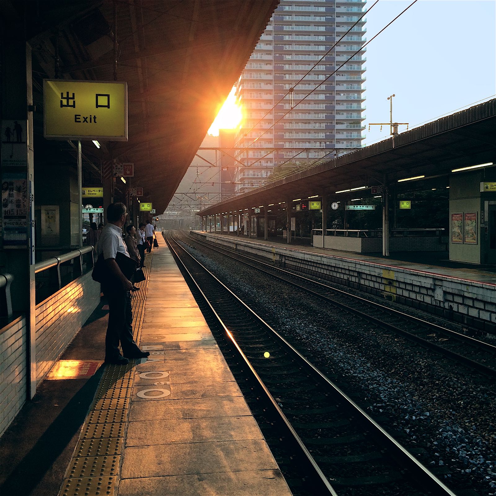 Zdjęcie mężczyzny na stacji w drodze do Tokyo